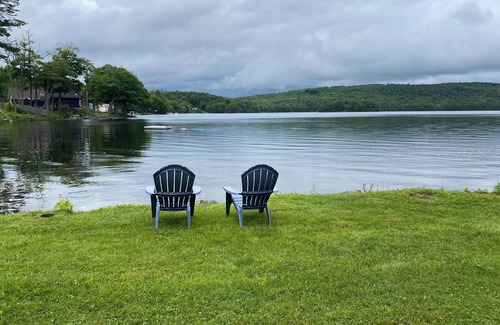 Orrington House | New listing. Charming 3-bedroom lake house in Orrington WiFi, Hot tub, and Sauna