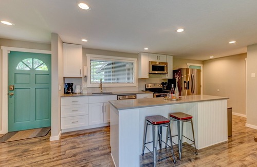 Harlow House | New Listing! Close to Autzen, downtown, U of O! Great for families, pet friendly