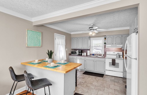 Jeffersonville - Clarksville House | NEW LISTING! Colonial Village Retreat 2BR