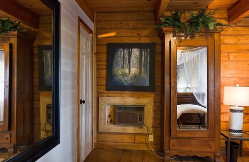 Tyler Cabin | NEW LISTING! Cora's Main Log Cabin by RedAwning