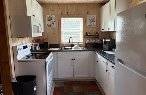 Lenoir Cabin | New listing Cozy 2-bedroom/2-bath cabin in serene Happy Valley near Blowing Rock