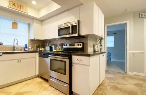 Alta Vista House | New Listing, Downtown 3 Bedroom Cottage