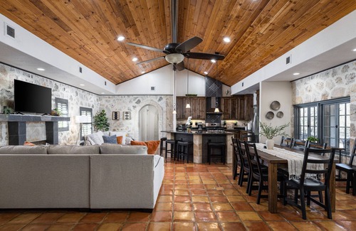 Helotes House | ❀New Listing❀ Evelyn Rose House ❀ Mins to The Rim/LaCantera/Six Flags/Helotes