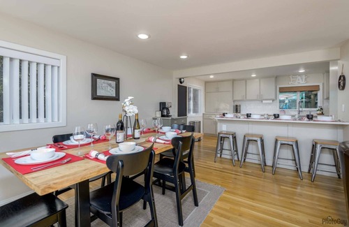 Dunes City House | New Listing Fabulous Lakefront Home on Siltcoos Lake, Private Dock, Hot Tub, Kayaks, BBQ