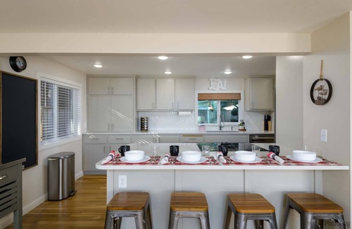 Dunes City House | New Listing Fabulous Lakefront Home on Siltcoos Lake, Private Dock, Hot Tub, Kayaks, BBQ