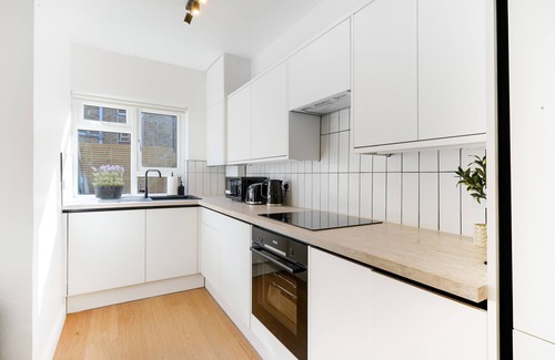 Queen's Gate Apartment | NEW LISTING! Fantastic location for discovering London