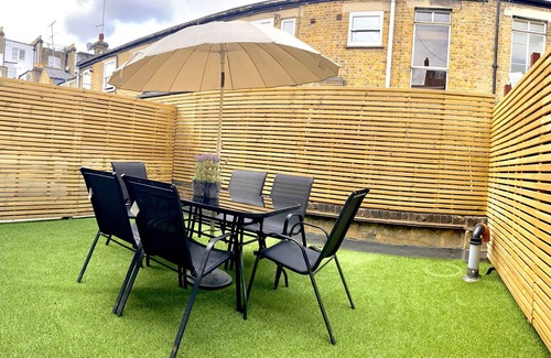 Queen's Gate Apartment | NEW LISTING! Fantastic location for discovering London