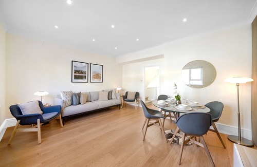 Queen's Gate Apartment | NEW LISTING! Fantastic location for discovering London