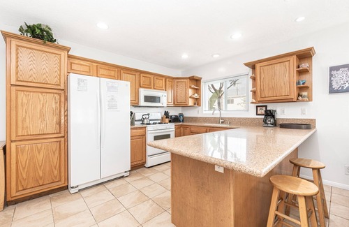 West Newport Condo | NEW LISTING! | Ideal Vacation Headquarters! | 1 Block to Beach! | Walk to all the Hot Spots