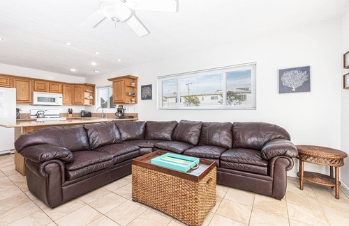 West Newport Condo | NEW LISTING! | Ideal Vacation Headquarters! | 1 Block to Beach! | Walk to all the Hot Spots