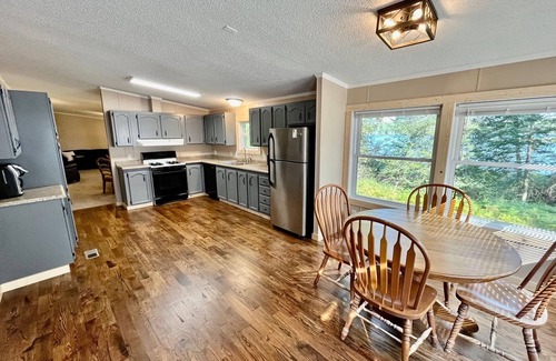 Bigfork Cabin | NEW LISTING! Jack The Horse Lake Cabin -Pool Table-Wifi-Tub-Deck-Rest&Relax
