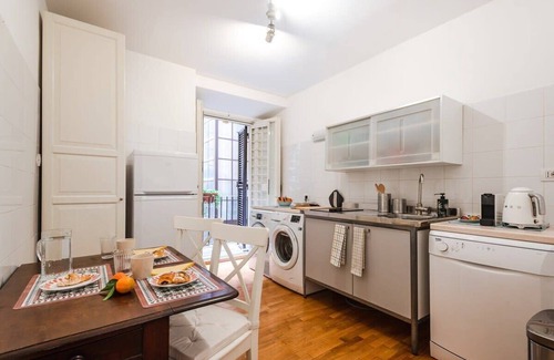 Rione VIII Sant'Eustachio Apartment | New Listing: La Magnolia, A/C, Balcony, Office, Piazza Navona/Spanish Steps
