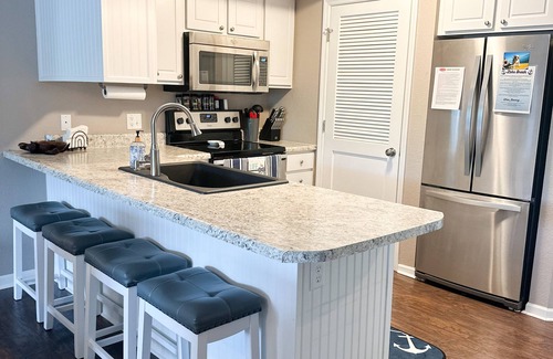 Lakeland Condo | NEW LISTING *Lakefront* Sleeps 6* Pool*