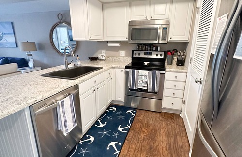 Lakeland Condo | NEW LISTING *Lakefront* Sleeps 6* Pool*