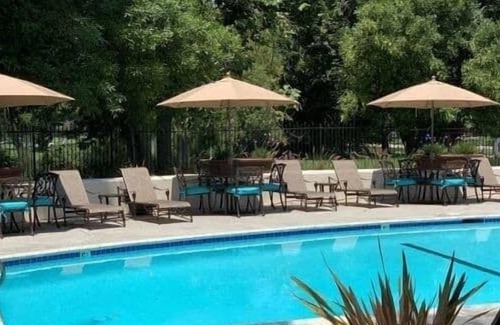 Valencia Apartment | NEW LISTING! Luxury Suite, FAST Wifi, King Bed, Pool and Spa** by RedAwning