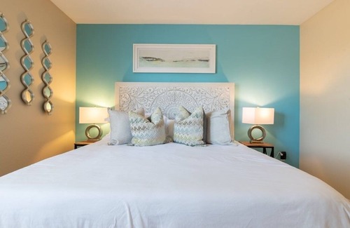 Valencia Apartment | NEW LISTING! Luxury Suite, FAST Wifi, King Bed, Pool and Spa** by RedAwning