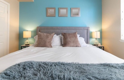 Valencia Apartment | NEW LISTING! Luxury Suite, FAST Wifi, King Bed, Pool and Spa** by RedAwning
