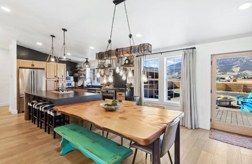 Creede House | New Listing! Luxury Home, Private Hot Tub, Mountain Views, Pet-Friendly
