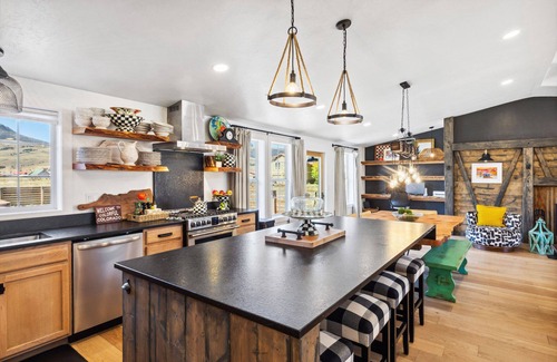 Creede House | New Listing! Luxury Home, Private Hot Tub, Mountain Views, Pet-Friendly