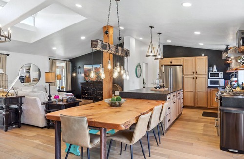 Creede House | New Listing! Luxury Home, Private Hot Tub, Mountain Views, Pet-Friendly