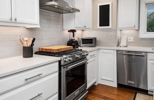 Eagle-Vail House | New Listing! Luxury Kitchen| Fireplace| Private Hot Tub| On Bus Loop
