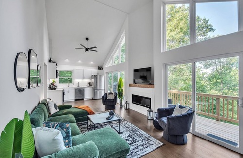 Millville House | NEW LISTING! Mountain Chic Retreat by RedAwning