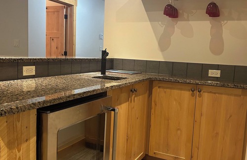 East Kootenay House | New listing! Mountain adventures await in our ideally located custom chalet!