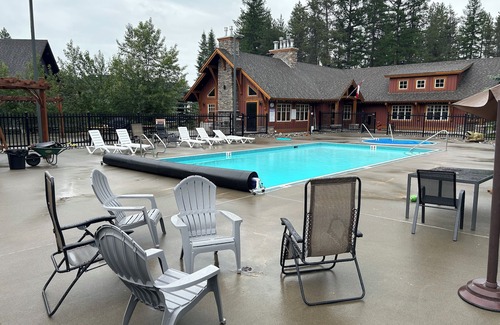 East Kootenay House | New listing! Mountain adventures await in our ideally located custom chalet!