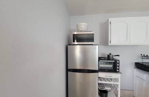 Lakeside House | New listing! Newly furnished, stylish one-bedroom! 30-day minimum stay.