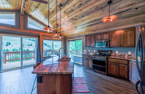 Creede House | New Listing! Newly Remodeled, Stunning Views, Deck, Walk to Downtown Creede