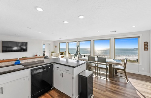 Harbor House | NEW LISTING Oceanfront 3 bedroom/ 3 bath home overlooking the Brookings Harbor