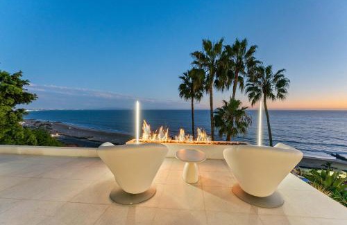Pacific Palisades House | New Listing OceanFront Villa by Colby & Conrad