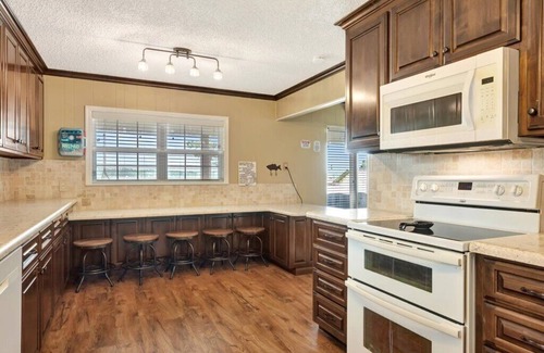 Hemphill House | New Listing- On Toledo Time, Hemphill. TX