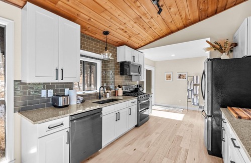 Bailey House | - New Listing-Private Hot Tub-Modern Mountain Escape