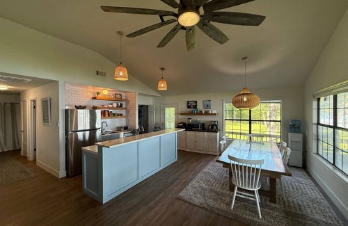 Robertson County House | New Listing - Private Lake Retreat with 2 Homes, 5 Bedroom, Hot Tub, and more