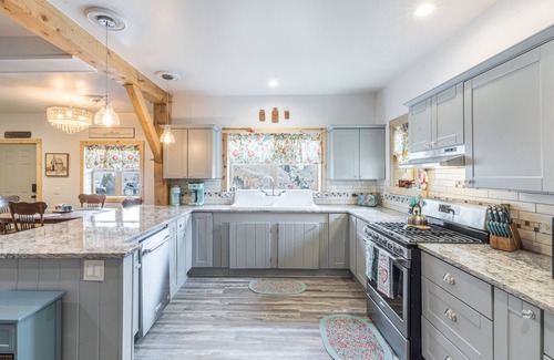 Creede House | New Listing! Recently Remodled - Mountain Cottage - Walk to Downtown Creede