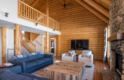 Hailey House | NEW LISTING! Rustic Mountain Getaway with NEW Hot Tub