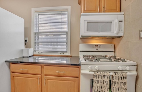 Jefferson Manor House | NEW LISTING! SFH,Location,Parking, Metro,WiFi,Kitchen,Laundry by RedAwning