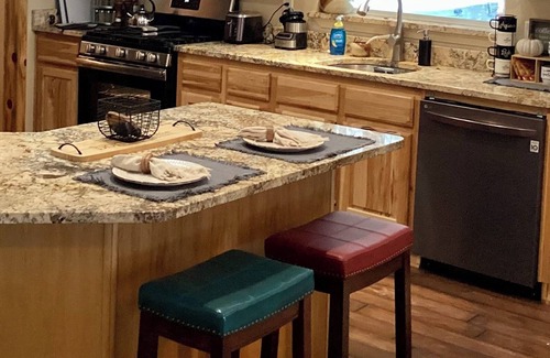 Naches House | NEW LISTING! Ski, Play, Stay @ The Lodge is loaded! Hot tub, BBQ, sleeps 10