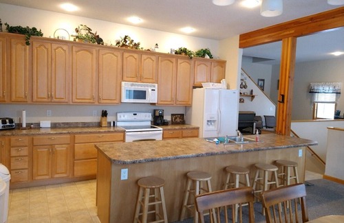 Silver Lake Cottage | New Listing! Sleeps 15+. Spacious Cottage close to Silver Lake