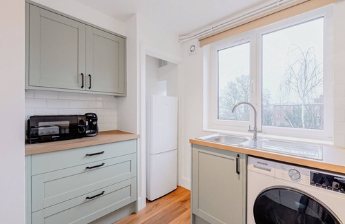 Seven Sisters Apartment | New Listing! Spacious 2BR, North London 2 minutes to Tube Station