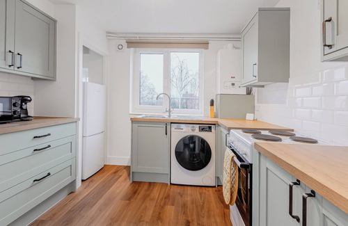 Seven Sisters Apartment | New Listing! Spacious 2BR, North London 2 minutes to Tube Station