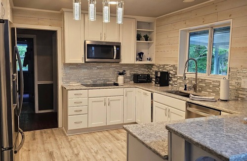 Hardy House | NEW LISTING: Spacious River Home Private Footage on South Fork Spring River
