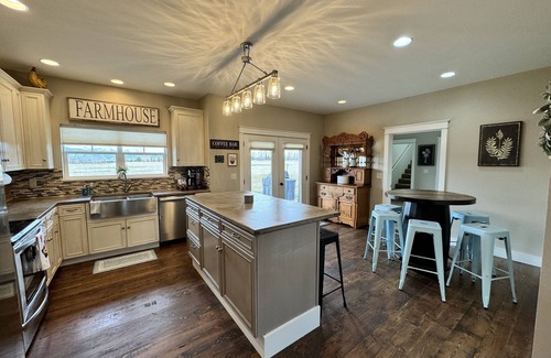 Manhattan House | New Listing! Spacious Manhattan home great for groups! Near Belgrade & Bozeman.