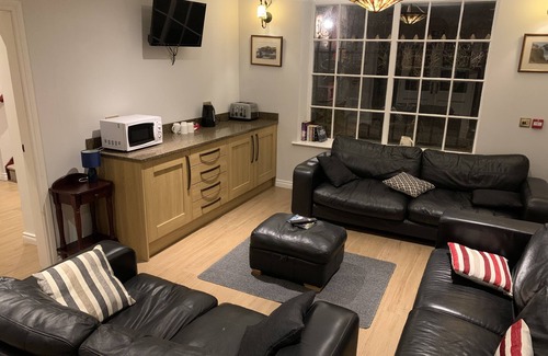 Ballymoney Apartment | *NEW LISTING* Stay in a refurbished Victorian Era Courtyard!