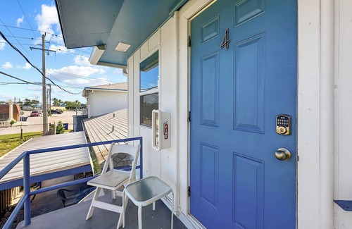 Palm Beach Shores Condo | New Listing -Steps-Ocean, Close to Dining, Fast Wi-Fi, Snorkel & Fishing
