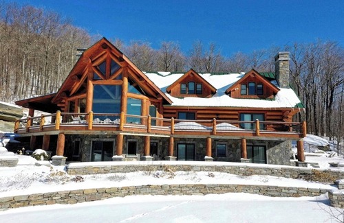Andover House | New listing! Stunning Log Cabin on 70 acres w/private pond & hot tub, near Okemo