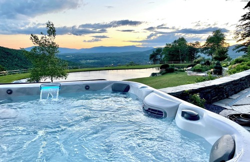 Andover House | New listing! Stunning Log Cabin on 70 acres w/private pond & hot tub, near Okemo