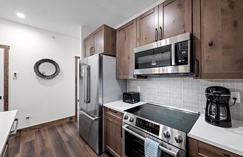Fraser Condo | New Listing! Stylish Après-Ski Stay | Walk to Shuttle + Hot Tub