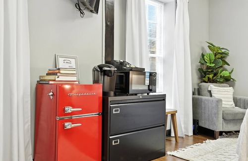 Athens Apartment | New Listing! The 483 Suite - Walk to Stadium!